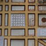 Ai lati ecco due quadrati di pietra che racchiudono cinque file parole: Sator, Arepo, Tenet, Opera, Rotas. Si chiama il �Quadrato del Sator�: una misteriosa e antica epigrafe latina presente in forma di quadrato magico